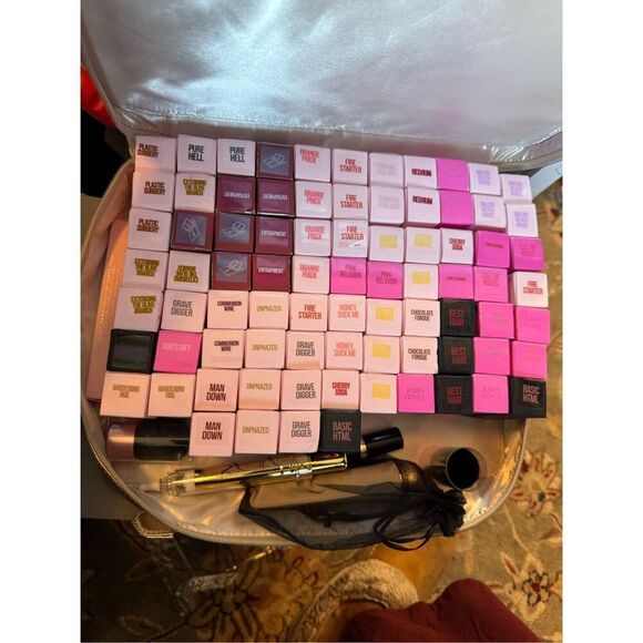 Red Affair Jeffree Star Velvet Trap Lipstick - Picture 4 of 7